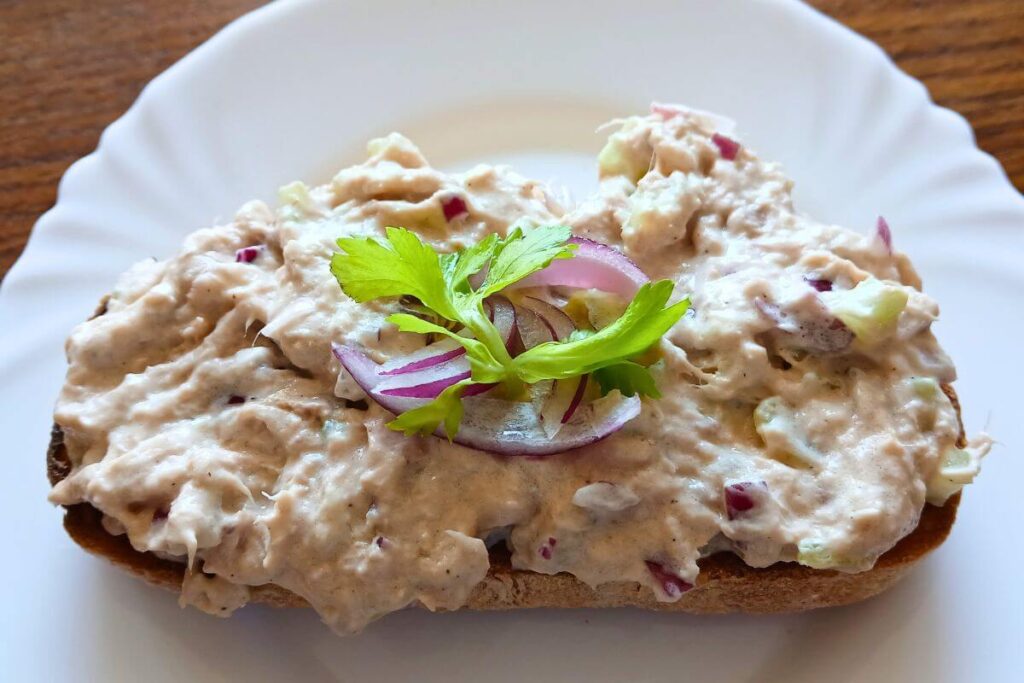 Tonhalkrém kenyérre kenve